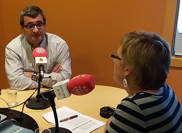 Albert Parés als estudis de Mataró Ràdio.