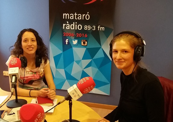 Christine Schon als estudis de Mataró Ràdio amb Sandra Balagué.