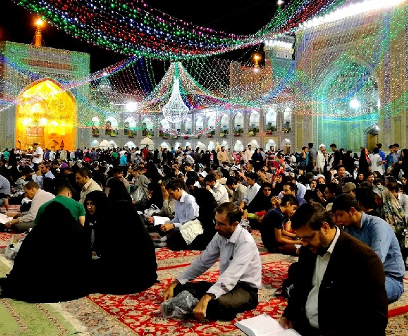 Pregària nocturna al mausoleu de l’Imam Reza.
